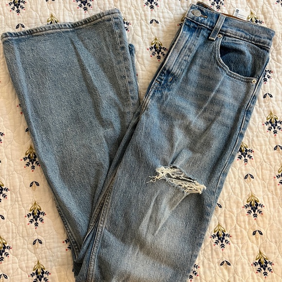 70’s High Rise Flare distressed Levi’s Jeans! Size 26 light wash. - Picture 2 of 5